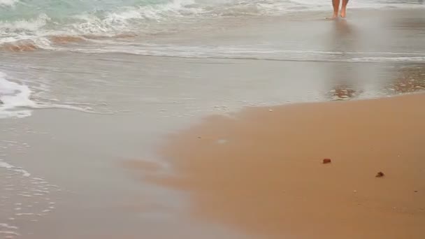 Homem andando descalço na praia — Vídeo de Stock