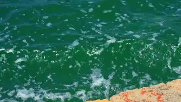 Морська хвиля на причалі — стокове відео