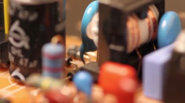 Rezistanslar ve transistör içeren elektronik Pano