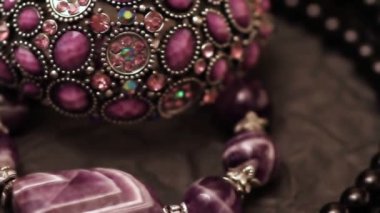 Masanın üzerine çeşitli mücevherler