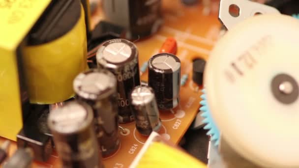Tablero electrónico compuesto por resistencias y transistores — Vídeo de stock