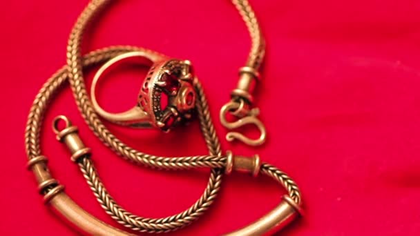 Joyas de oro que consisten en cadenas y anillos, primer plano — Vídeos de Stock