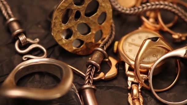 Bijoux en or composé de chaînes et bagues, close-up 