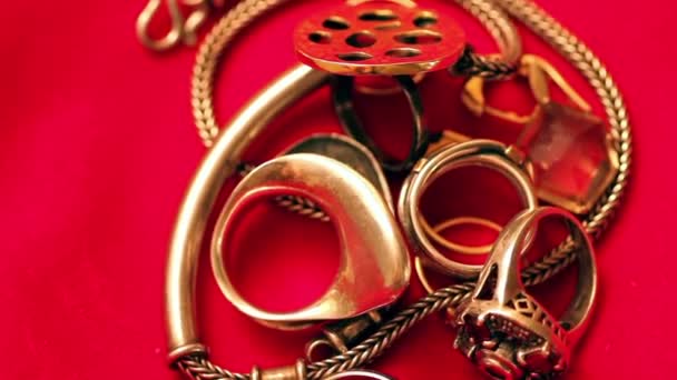 Goldkette und Ring auf rotem Tuch — Stockvideo