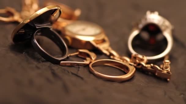 Goldschmuck aus Ketten und Ringen, Nahaufnahme — Stockvideo