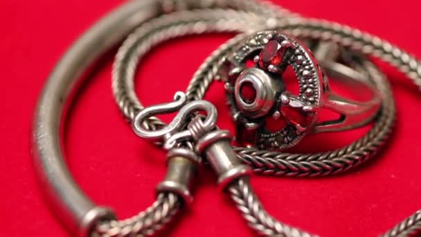 Ezüst gyűrű és a lánc — Wideo stockowe