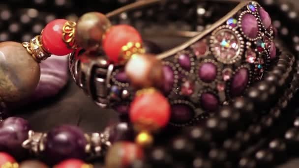 Różnych biżuterii na stole — Wideo stockowe
