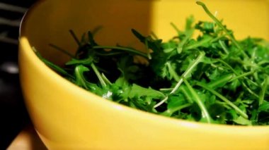 yeşil salata ile ham domates