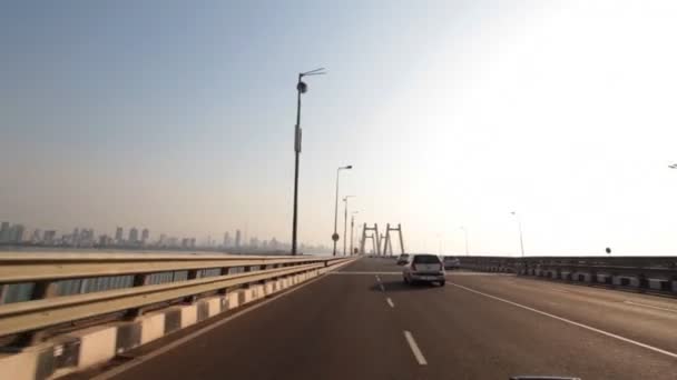 Машина на мосту — стоковое видео