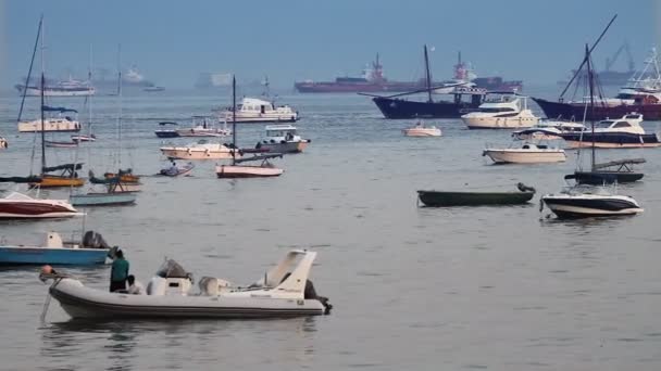 Bahía y los barcos — Vídeo de stock