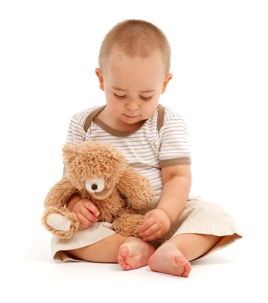 Kleiner Junge spielt mit Spielzeugbär — Stockfoto