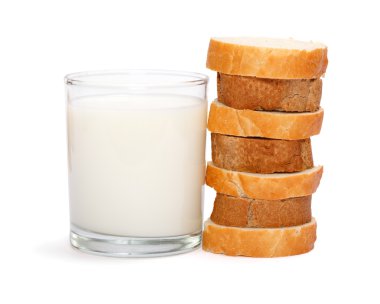 fincan dilimlenmiş baget yığınının yanında süt