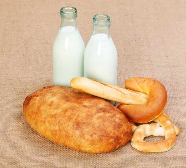 Produtos de padaria e leite em garrafa de vidro — Fotografia de Stock