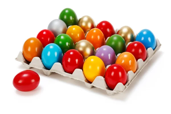 Разноцветные пасхальные яйца в коробке — стоковое фото