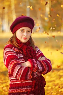 kızın önünde sonbahar yaprakları