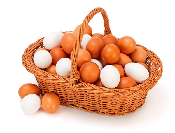 Bruine en witte eieren in een mand — Stockfoto