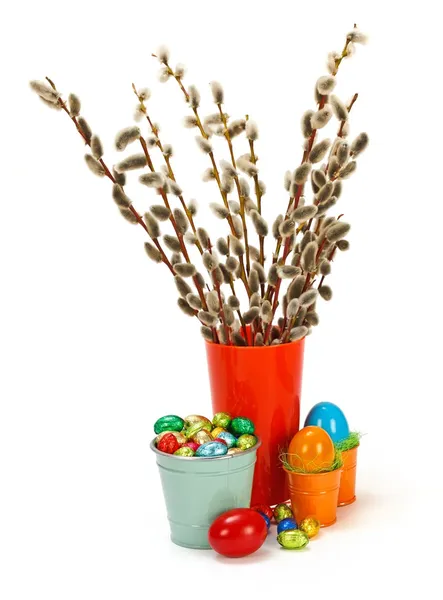 Weidenkätzchen in der Vase und bunte Ostereier — Stockfoto