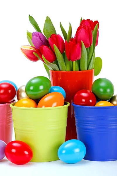 Beschilderde Pasen eieren en tulpen Rechtenvrije Stockfoto's