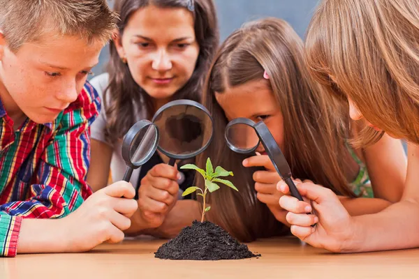 Professora e alunos em aula de biologia — Fotografia de Stock