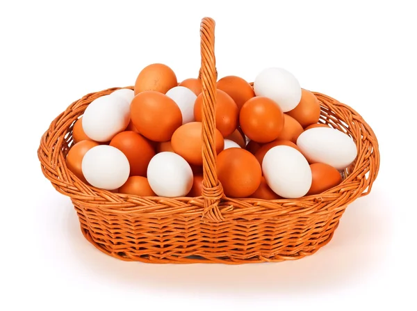 Bruine en witte eieren — Stockfoto