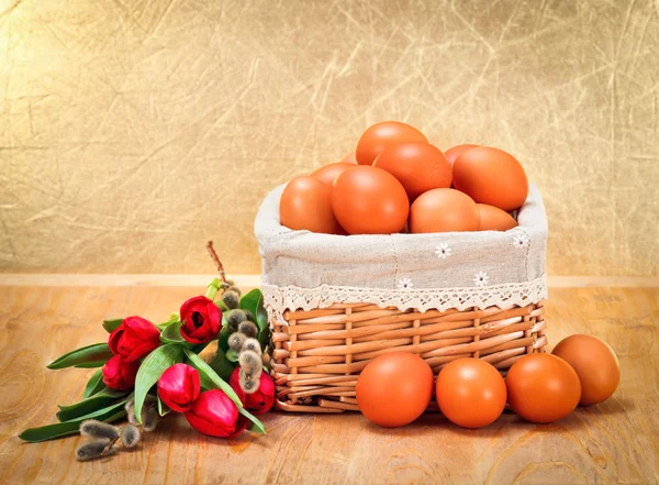 Ouă brune în coș — Fotografie, imagine de stoc