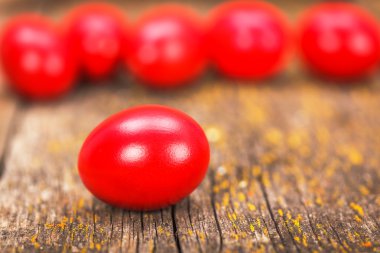 kırmızı boyalı yumurta