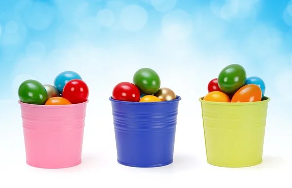 Pails de lata coloridos com ovos de Páscoa — Fotografia de Stock