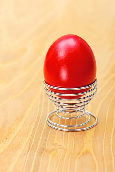 Red Easter egg in metallic spiral cup — Zdjęcie stockowe