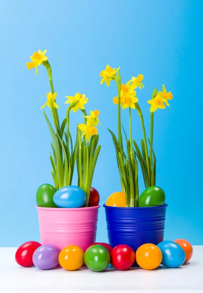 Påskliljor och färgglada påskägg — Stockfoto