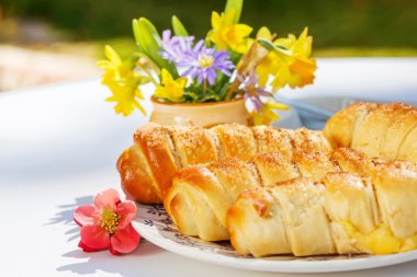 vanilyalı krema dolgulu hamur işi