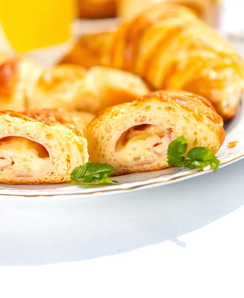 Prosciutto e formaggio farcito rotolo mezzaluna — Foto Stock