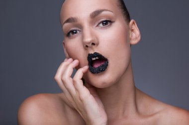 siyah havyar dudakları ile model