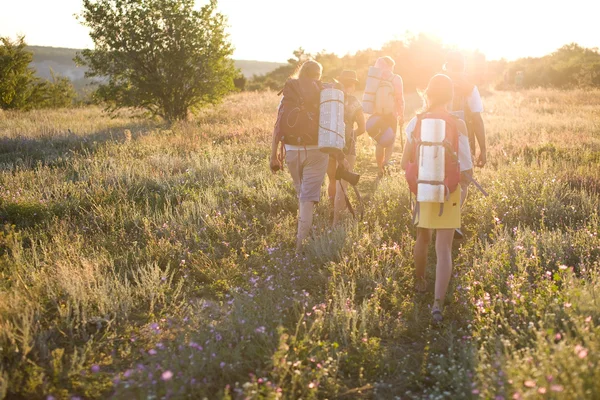 Touristen bei Sonnenuntergang — Stockfoto