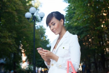 güzel model beyaz ceket ilgili telefon numarasını sokak