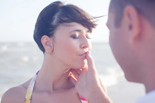 Schöne sexy intime und leidenschaftliche Paar umarmen einander. Leidenschaftspaar. Mann Finger auf den Lippen — Stockfoto