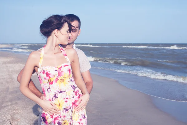 Passionate heterosexual couple on the seashore. Outdoors — Stock Photo, Image