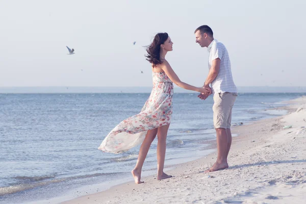 Couple aimant sur la plage — Photo