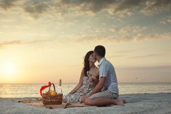 Pareja en la playa con picnic de vino de lujo —  Fotos de Stock