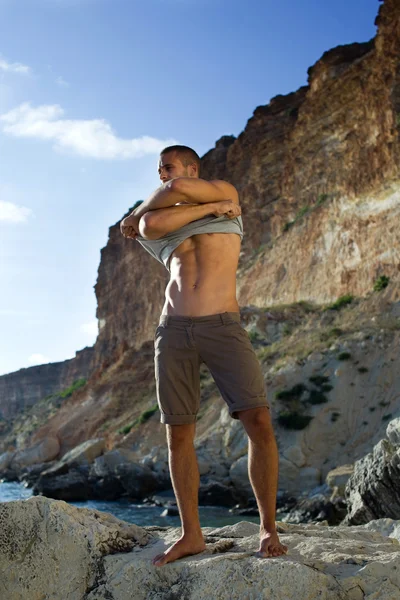 Bodybuilder op het strand — Stockfoto