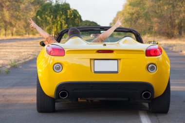 mutlu ve şanslı genç enjos yeni Cabrio araba adam.