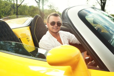 arkadan görünüşü Cabrio sürüş güneş gözlüklü genç sürücü