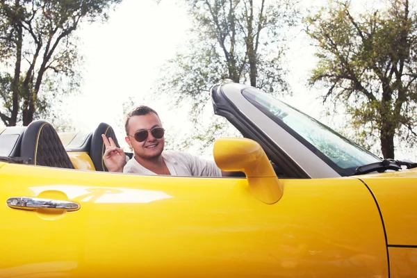 Vista trasera del conductor joven en gafas de sol de paseo convertible —  Fotos de Stock