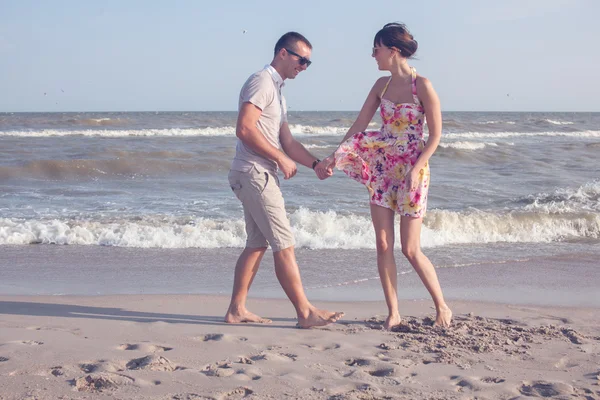 Paar veel plezier op het strand op zee of de Oceaan. zuivere emoties — Stockfoto