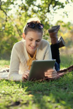 genç bir kadın iPad kullanma