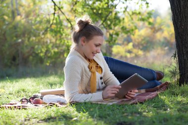 genç bir kadın iPad kullanma
