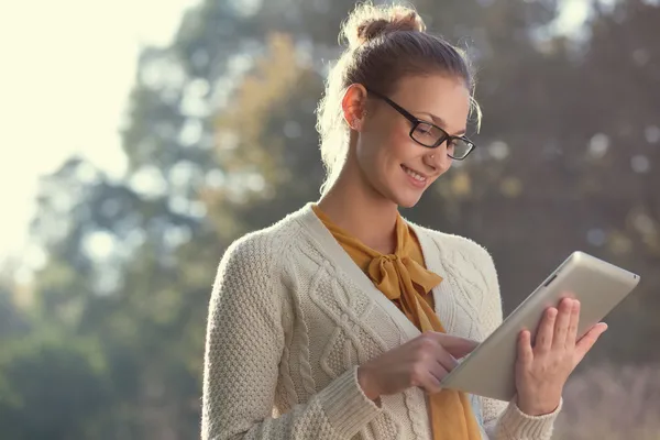 Mulher em óculos usando tablet pc — Fotografia de Stock