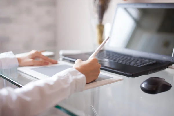 Diseñadora femenina usando pad gráfico — Foto de Stock