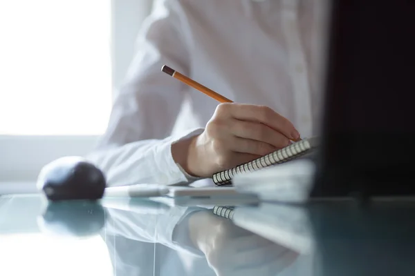 kadının el yazılı not not etmek üstünde bir kalem ile