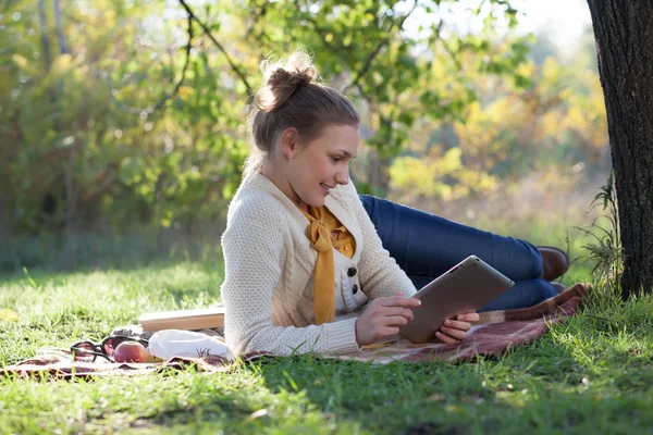 Za pomocą ipad młoda kobieta — Zdjęcie stockowe