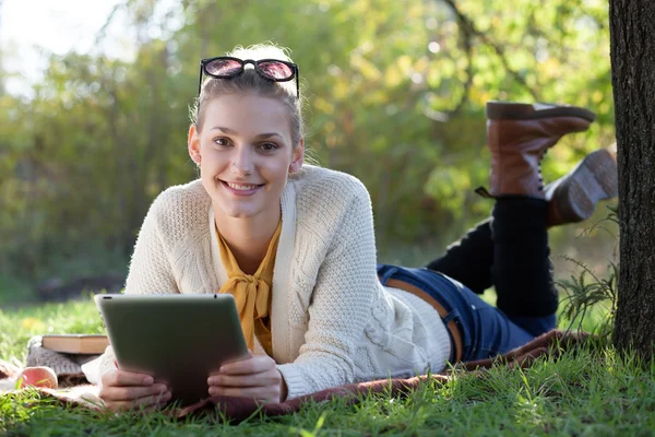 Med hjälp av ipad ung kvinna — Stockfoto